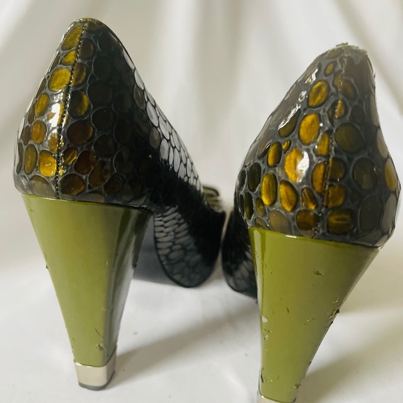 BCBGIRLS green snakeskin pumps - Picture 4 of 4